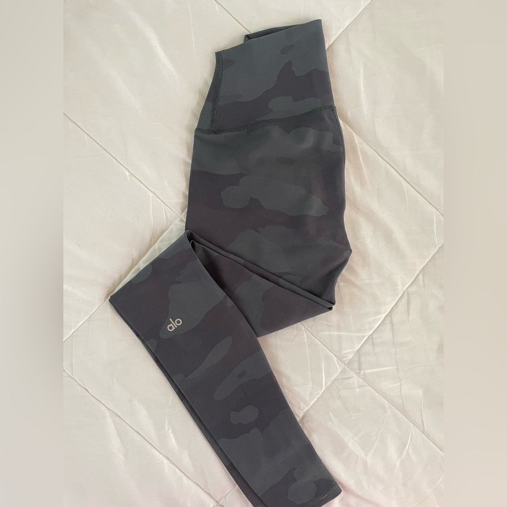 Alo Yoga Leggings in Camo Print